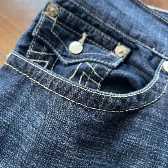 True Religion beautiful men’s shorts back packets with buttons. - Picture 6 of 16